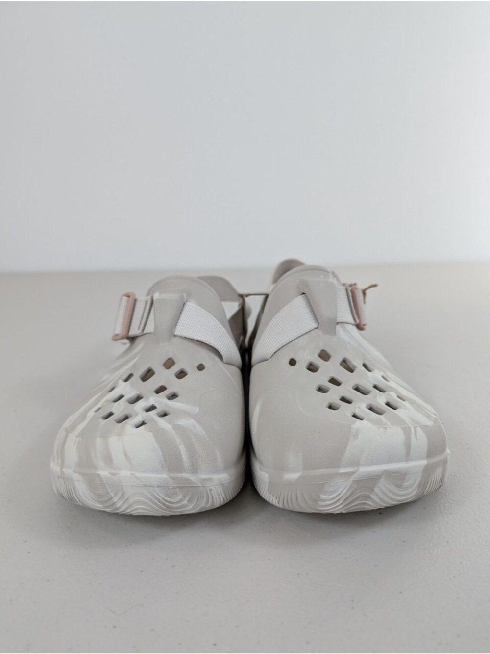 Chaco chillos clog shoes in a light gray and white color women's size 8